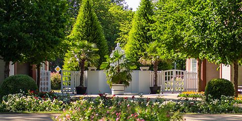 Sicht auf den Historischen haupeingang des Ostdeutschen Rosengarten mit der Göttin Flora und Rosenfontäne in der Mitte