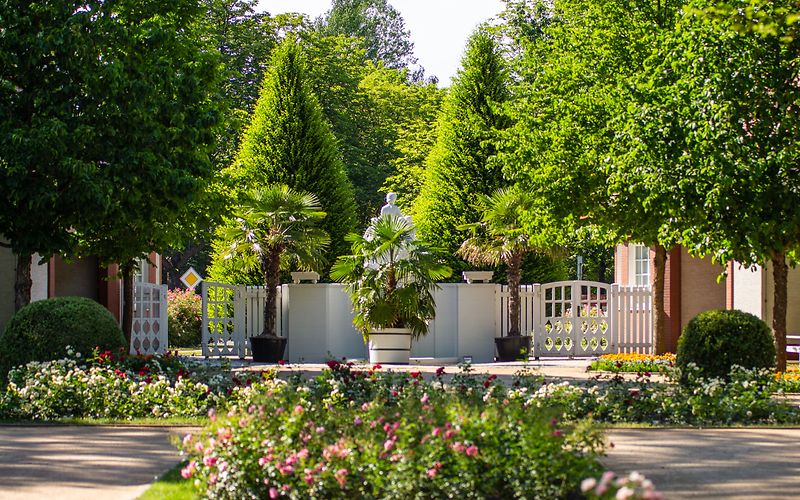 Sicht auf den Historischen haupeingang des Ostdeutschen Rosengarten mit der Göttin Flora und Rosenfontäne in der Mitte