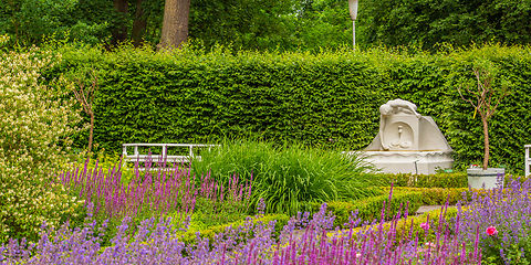 im Vordergrund blühender Tymian & Lavendel im Hintergrund der Schlangenbrunnen