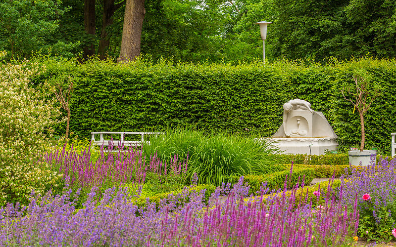 im Vordergrund blühender Tymian & Lavendel im Hintergrund der Schlangenbrunnen