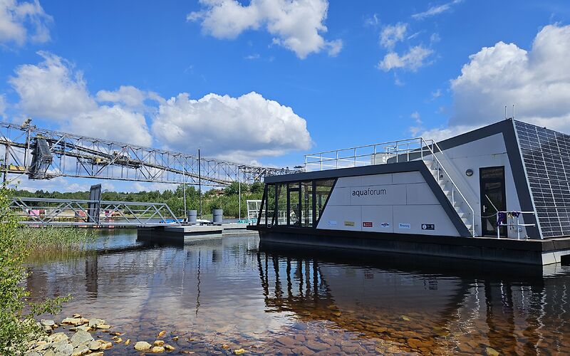 Ein Aquaforum auf dem Bergheider See mit Blick auf die Förderbrücke F60.