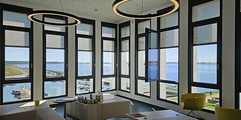 Panoramablick durch acht große Fenster der Touristinformation auf den Großräschener See.