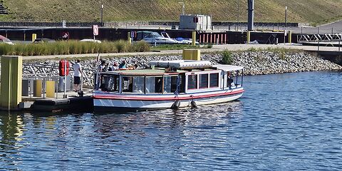 Auf dem Foto ist das kleine Schiff „Wilde Ilse“ im Hafen des Großräschener Sees zu sehen.