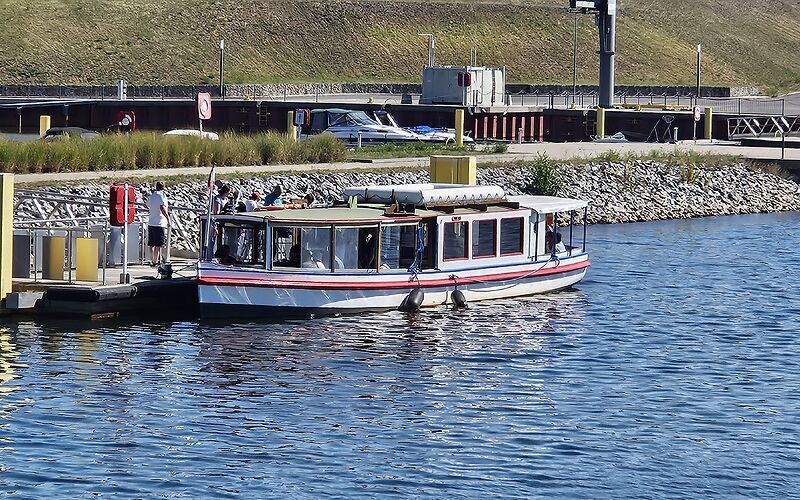 Auf dem Foto ist das kleine Schiff „Wilde Ilse“ im Hafen des Großräschener Sees zu sehen.