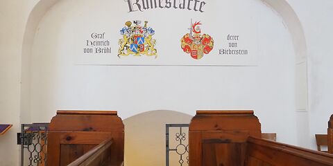 Stadtkirche St. Nikolai - Blick auf den Eingang zur Gruft, der letzten Ruhestätte des Grafen, Wappen des Grafen Brühl und Wappen derer von Bieberstein