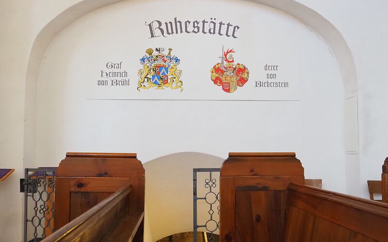 Stadtkirche St. Nikolai - Blick auf den Eingang zur Gruft, der letzten Ruhestätte des Grafen, Wappen des Grafen Brühl und Wappen derer von Bieberstein