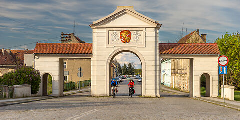 Auf dem Foto ist das historische Tor in Brody zu sehen. Das repräsentative Tor steht am Eingang zum historischen Ortszentrum.