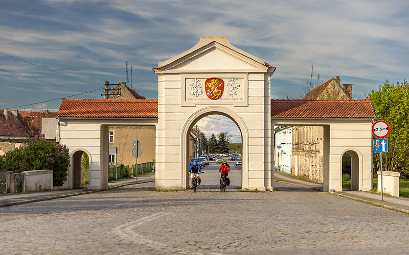 Auf dem Foto ist das historische Tor in Brody zu sehen. Das repräsentative Tor steht am Eingang zum historischen Ortszentrum.