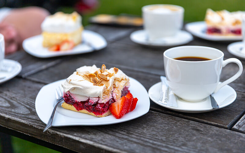 Kaffee und Kuchen im Schloss Brody.