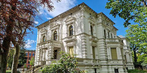 Majestätische weiße Fabrikantenvilla auf dem Gelände des Landkreises Spree-Neiße