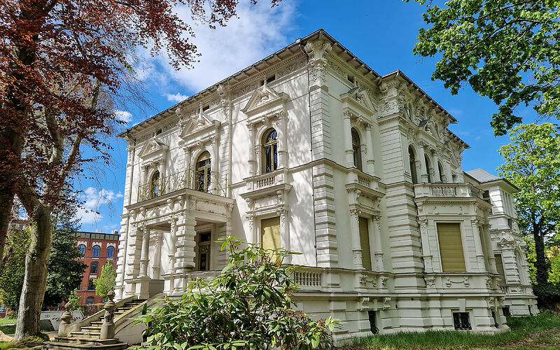 Majestätische weiße Fabrikantenvilla auf dem Gelände des Landkreises Spree-Neiße