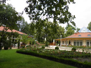 Rosenflair mit Ausstellungs- und Besucherzentrum , Fotograf: Annette Schild, Bildrechte: Stadt Forst (Lausitz)/ EBKTM Rechts das Rosenflair links das Besucherzentrum im Vordergrund Rosenbeete