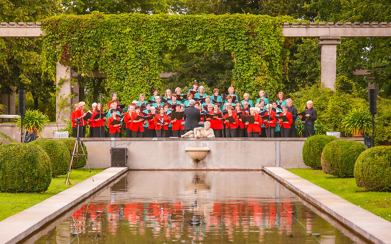 Forster Frauenchor während der Rosengartensonntage im Rosenpark 2021