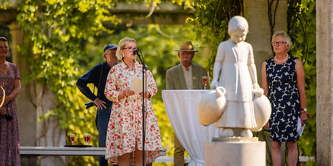 Enthüllung des "Mädchen mit Wasserkrug" zur Jubiläumsveranstaltung 110 Jahre Ostdeutscher Rosengarten