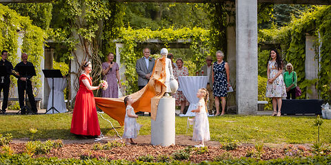 Enthüllung des "Mädchen mit Wasserkrug" zur Jubiläumsveranstaltung 110 Jahre Ostdeutscher Rosengarten