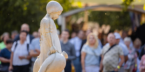 Enthüllung des "Mädchen mit Wasserkrug" zur Jubiläumsveranstaltung 110 Jahre Ostdeutscher Rosengarten