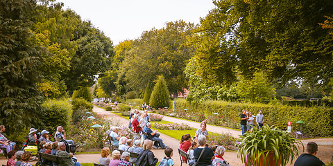 Forster Frauenchor während der Rosengartensonntage im Rosenpark 2021