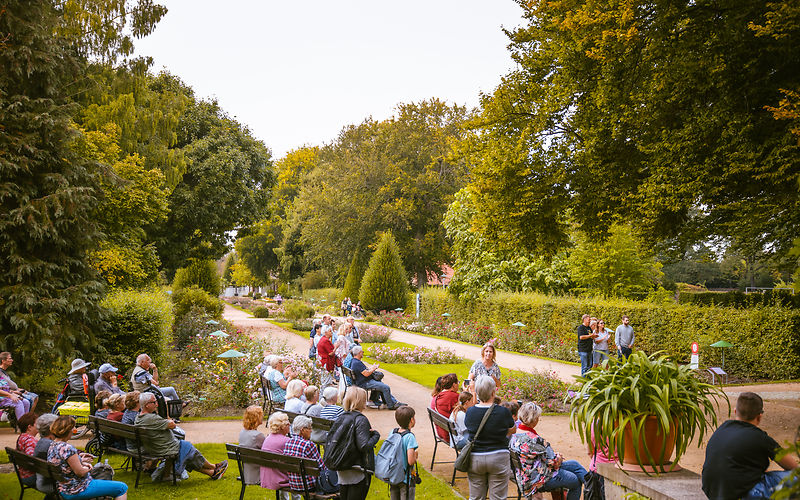 Forster Frauenchor während der Rosengartensonntage im Rosenpark 2021