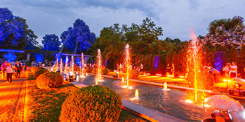 Große Wasserspiele in festlicher Abendstimmung 