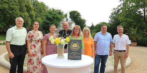 Freude in Forst (v. links nach rechts sind zu sehen: Hans-Rainer Engwicht, Romy Ruff und Diana Sonntag vom Förderverein, Parkmanager Stefan Palm, Vizepräsidentin der WFRS Mireille Steil, Verwaltungsvorstand Heike Korittke, Ingo Paeschke als Vorsitzender der Stadtverordnetenversammlung und Jean-Paul Jost