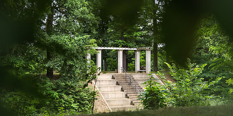 eine Treppe führt zum Flußufer Neiße im Hintergrund eine Pergole zur Reisigwehrinsel