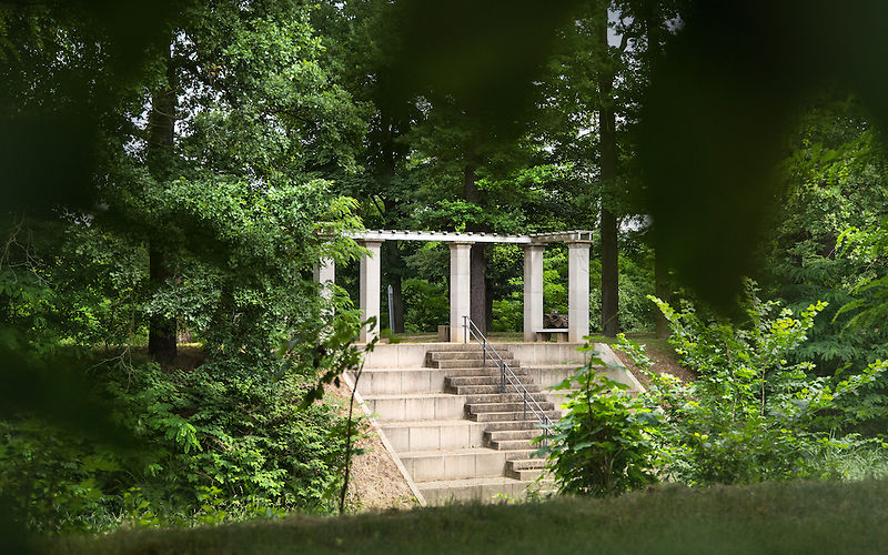 eine Treppe führt zum Flußufer Neiße im Hintergrund eine Pergole zur Reisigwehrinsel