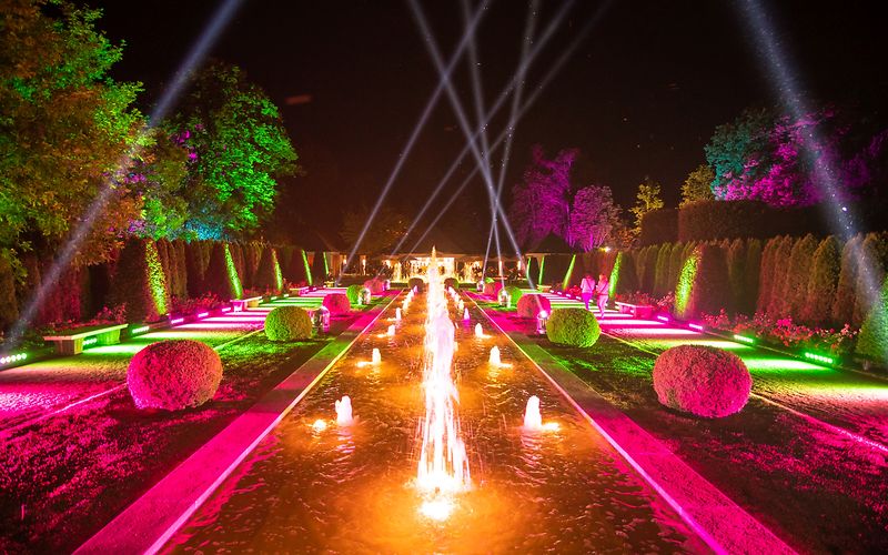 Die großen Wasserspiele im dunkeln mit Spots in unterschiedlichen bunten Lichtern angestrahlt