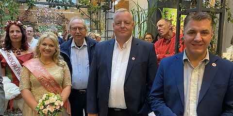 Besuch der Schnittrosenschau des Besuchs aus Wermelskirchen zusammen mit der Rosenkönigin und der Kirschkönigin
