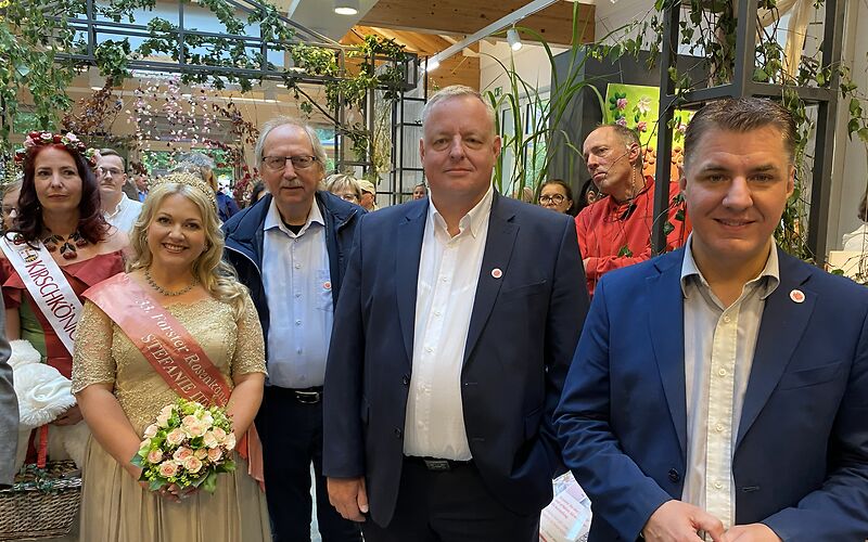 Besuch der Schnittrosenschau des Besuchs aus Wermelskirchen zusammen mit der Rosenkönigin und der Kirschkönigin