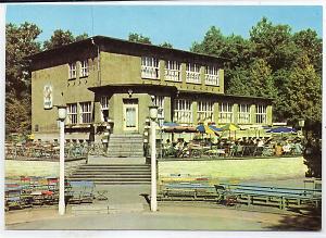 Das Restaurant von ca. 1970, Bildrechte: private Sammlung von Frank Hentschel Foto zeigt Restaurant im einfachen Plattenbaustil im Vordergrund Tische und Stühle angereiht im bunten Sonnenschirmen