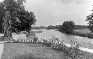 Blick Neißeaue flussaufwärts von ca. 1927, Bildrechte: Ostdeutscher Rosengarten Forst (Lausitz) schwarz-weiß Foto zeigt am Ufer die Neiße