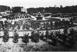 Kaskadenbrunnen am urspünglichen Standort Dahlienfeld Wehrinsel, Bildrechte: Archiv Brandenburgisches Textilmuseum Forst (Lausitz) schwarz-weiß Foto zeigt in der Mitte den kaskadenbrunnen, ringsherum ringförmig ein Beet Dahlien