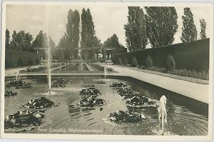 Historische Postkarte Große Wasserspiele , Bildrechte: Ostdeutscher Rosengarten Forst (Lausitz) schwarz-weiß Foto zeigt den Brunnen Große Wassersiele mit Fontänen und Seerosen