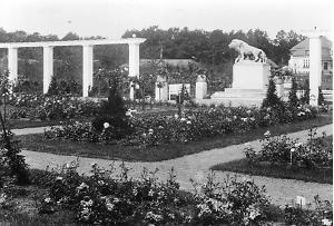Pergolenhof mit Löwenbrunnen, Bildrechte: Archiv Brandenburgisches Textilmuseum Forst (Lausitz) schwarz-weiß Foto zeigt Beetanlage im Hintergrund mittig der Löenbunnen mit Pergolen rechts und links