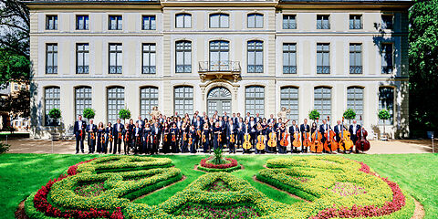 Vogtland Philharmonie vor dem Sommerpalais Greiz