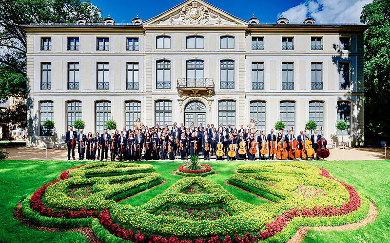 Vogtland Philharmonie vor dem Sommerpalais Greiz
