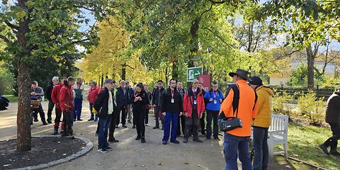 , Foto: J. Imberska Die Teilnehmenden am Parkseminar versammeln sich zwischen Bäumen im Ostdeutschen Rosengarten zum Abschlussrundgang.