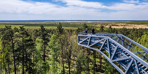 Auf dem Foto ist die Steinitzer Treppe zu sehen, die sich als Aussichtspunkt inmitten einer beeindruckenden Tagebaulandschaft erhebt. 