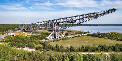 Auf dem Foto ist die imposante Förderbrücke F60 zu sehen, die sich eindrucksvoll über die Landschaft erhebt. Diese ehemalige Fördereinrichtung aus der Zeit des Braunkohleabbaus ist ein technisches Wahrzeichen und bietet einen faszinierenden Blick auf die umliegende Tagebaulandschaft.