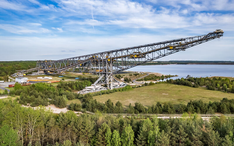 Auf dem Foto ist die imposante Förderbrücke F60 zu sehen, die sich eindrucksvoll über die Landschaft erhebt. Diese ehemalige Fördereinrichtung aus der Zeit des Braunkohleabbaus ist ein technisches Wahrzeichen und bietet einen faszinierenden Blick auf die umliegende Tagebaulandschaft.